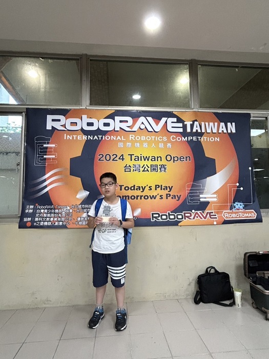 恭喜本校徐子晏同學參加RoboRAVE機器人台北場比賽榮獲第三名!!!!